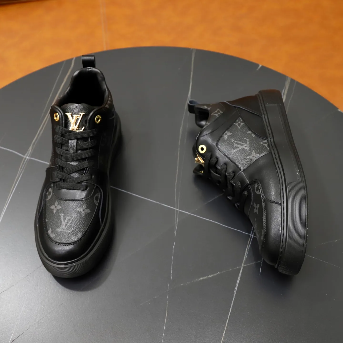 Ex-factory price: 442💰🙅‍♂️🙅‍♂️🙅‍♂️ Brand: LV Louis Vuitton Standard code: 38-44 (45 customized) Grade: Same as the official website Material: Original cowhide material spliced with brand rubber Comfortable and breathable lining Lightweight and wear-resistant sports outsole Style category: Men's fashionable casual shoes Running sneakers Distinguished luxury brand elements Top luxury color: actual picture color